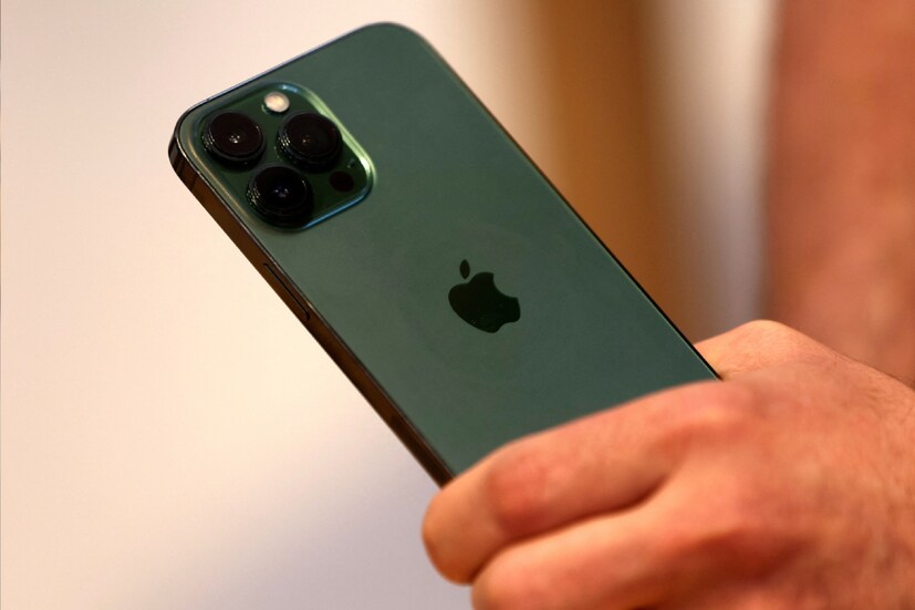 iPhone 15 Pro Max-এ ব্যবহার করা হতে পারে আধুনিক ক্যামেরা মডিউল। যাতে থাকতে পারে অন্যান্য সেন্সর ছাড়াও ৫-৬ এক্স পর্যন্ত অপটিক্যাল জুম যুক্ত পেরিস্কোপ লেন্স। (ছবি: আইফোন ১৩)