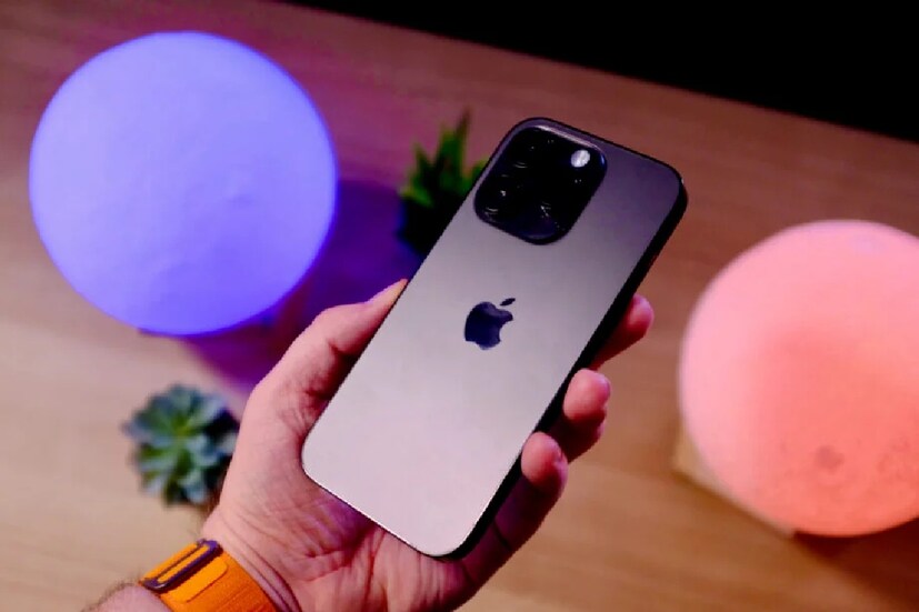 iPhone 15-এর সঙ্গে সম্ভবত কোনও চার্জার দেওয়া হবে না। কারণ অ্যাপল iPhone 12 সিরিজের লঞ্চের সময় থেকেই তাদের ফোনের সঙ্গে চার্জার দেওয়া বন্ধ করে দিয়েছে। (ছবি: আইফোন ১৪ প্রো)