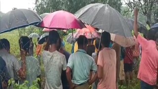 বৃষ্টির মধ্যে পুকুর থেকে দেহ উদ্ধার বৃষ্টির মধ্যে পুকুর থেকে দেহ উদ্ধার