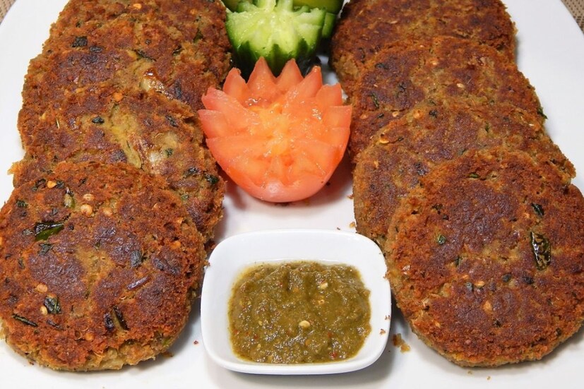 মেটাল skewers অনেকবার ব্যবহার করা যায় এবং ফ্লেমপ্রুফও হয়। তবে খেয়াল রাখতে হবে গ্রিল যেনও বেশ গরম হয়ে না যায়। তবে আপনি যদি ডিসপোজেবল কাঠের বা বাঁশের skewers ব্যবহার করেন তবে তা কমপক্ষে ১২ ইঞ্চি লম্বা কিনা দেখে কিনবেন এবং আগুনে আটকা পড়ার জন্য কমপক্ষে ৩০ মিনিটের জন্য জলে ভিজিয়ে রাখবেন।