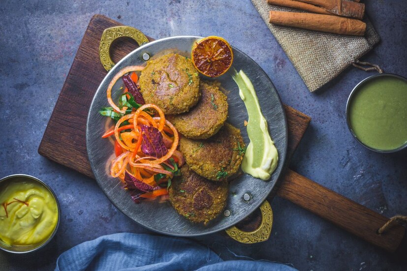 এমন skewers ব্যবহার করবেন যেগুলির সামান্য চ্যাপ্টা হয়, যাতে খাবার সহজেই ঘুরিয়ে-ফিরিয়ে সেঁকা যায়। রান্না করার সময় ঘন ঘন আপনার skewers টি ঘোরাতে থাকবেন। তাহলে সব দিক থেকেই সুন্দর গ্রিল হবে।