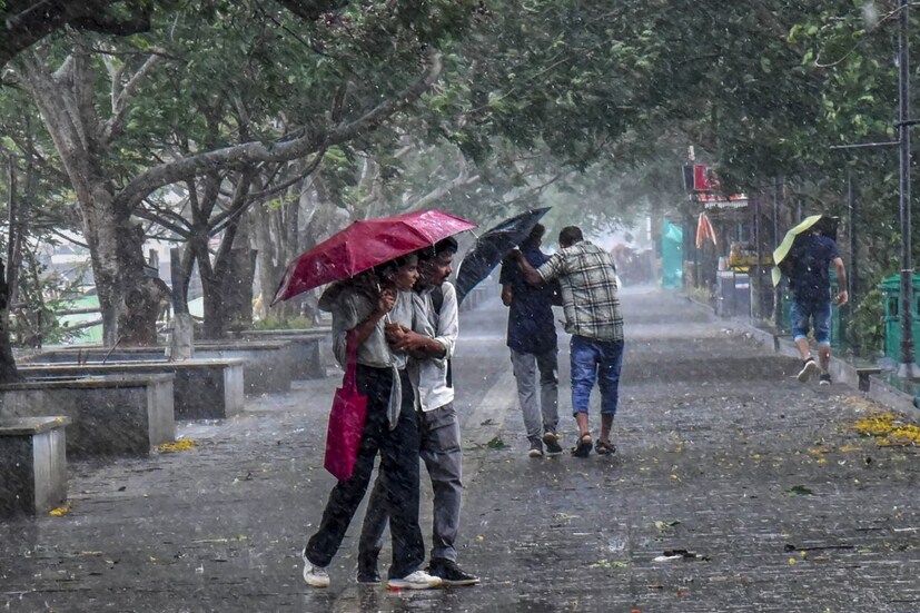 দক্ষিণবঙ্গে একদিকে আর্দ্রতাজনিত অস্বস্তি, অন্যদিকে বিক্ষিপ্তভাবে হালকা থেকে মাঝারি বৃষ্টি চলবে। আগামী তিনদিন পর থেকে বৃষ্টির পরিমাণ আরও কমবে। আগামী ৪৮ ঘণ্টায় বজ্রপাতের আশঙ্কাও থাকবে।