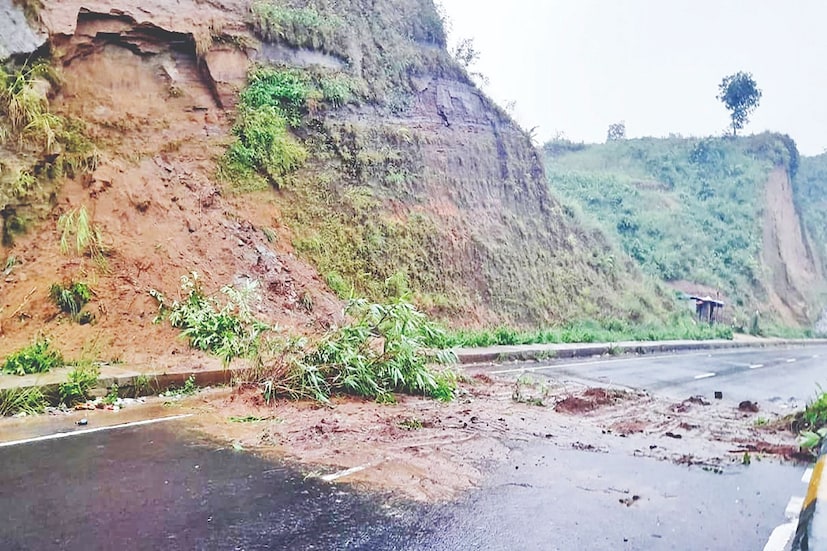 উত্তরবঙ্গে আগামী ২ দিন বৃষ্টিপাতের পরিমাণ বাড়বে বলে জানিয়েছে আলিপুর আবহাওয়া দফতর। উপরের ৫ জেলা দার্জিলিং, কালিম্পং, জলপাইগুড়ি, আলিপুরদুয়ার, কোচবিহারে ভারী থেকে অতিভারী বৃষ্টির পূর্বাভাস। তবে, আগামিকাল, ১৫ জুলাই বৃষ্টি খানিকটা হলেও কমতে পারে। তাই ভূমিধসের আশঙ্কা রয়েছে। (প্রতীকী ছবি)