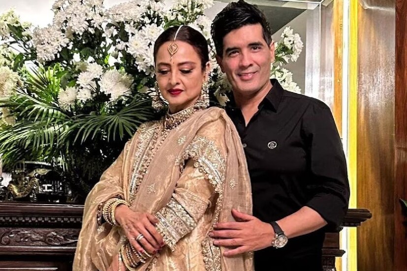 বহু বছরের আবদারের পর মণীশ মালহোত্রার ডাকে সাড়া দিয়েছেন রেখা। যাঁর সৌন্দর্যে মুগ্ধ অমিতাভ বচ্চন থেকে শাহরুখ খান। এমনকি এই প্রজন্মের তারকারাও। ৬৮ বছর বয়সেও নতুন প্রজন্মের নায়িকাদের বলে বলে দশ গোল দিতে পারেন রেখা।