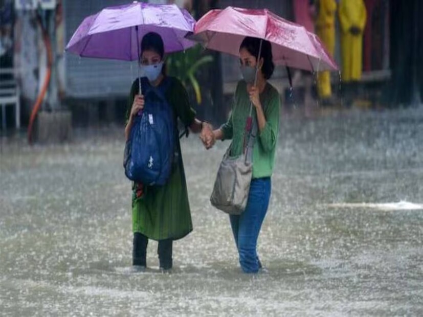 গত দু’দিনের একটানা বর্ষণে নদীতে জল বাড়ায় আতঙ্কিত নদীর পাড়ের বাসিন্দারা। স্বর্ণা, সীতা ও শাম্ভবী নদীর জল বিপদসীমা ছুঁয়ে ফেলেছে। সতর্ক করা হয়েছে বাইন্দুর, কুন্দাপুর, কারকলা এলাকার বাসিন্দাদের।