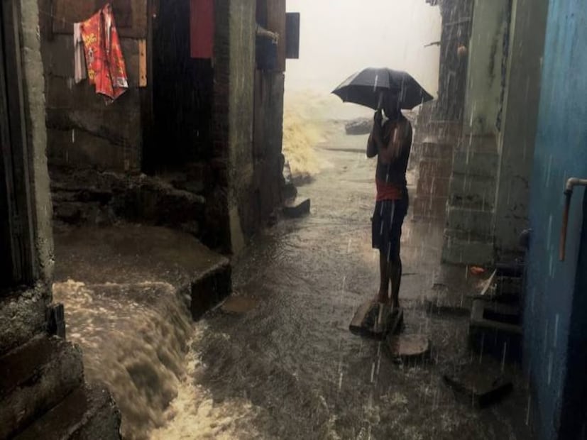 উত্তর কন্নড় জেলায় ভারী বৃষ্টির প্রেক্ষিতে আবহাওয়া দফতর কমলা সতর্কতা জারি করেছে। উত্তর কন্নড় জেলার উপকূলবর্তী করওয়ারা, আনকোলা, ভাটকালা, হোন্নাভার, কুমতা এলাকার স্কুল, কলেজে ছুটি দেওয়া হয়েছে। নিষেধ করা হয়েছে সমুদ্রে মাছ ধরতে যেতে। পর্যটকদেরও সৈকতে যাওয়ার উপর নিষেধাজ্ঞা জারি করা হয়েছে।