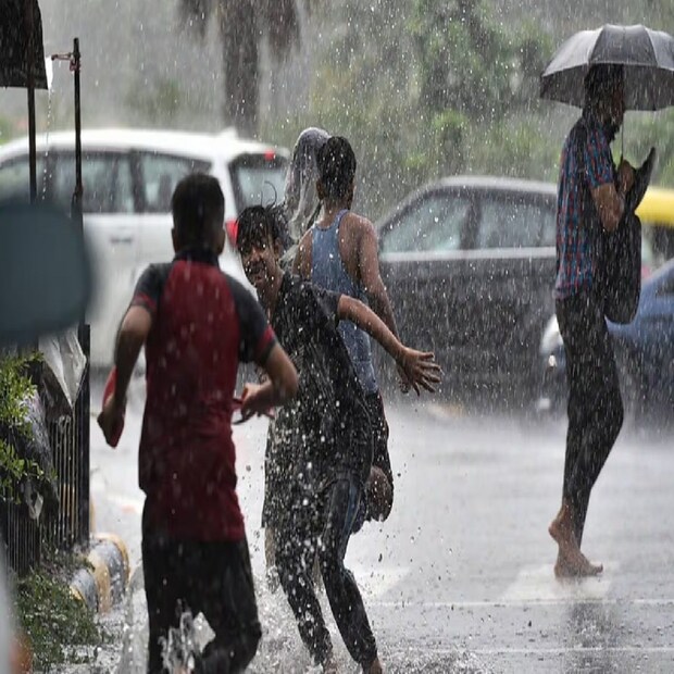 বুধবার থেকে পরবর্তী পাঁচ দিনের জন্য কর্নাটকে ভারী বৃষ্টির সতর্কতা জারি করা হয়েছে। উপকূলের জন্য লাল সতর্কতা এবং দক্ষিণ-পশ্চিমাঞ্চলের জন্য কমলা সতর্কতা জারি করা হয়েছে। পাশাপাশি উত্তর-পশ্চিমাঞ্চলের জন্য হলুদ সতর্কতা ঘোষণা করা হয়েছে।