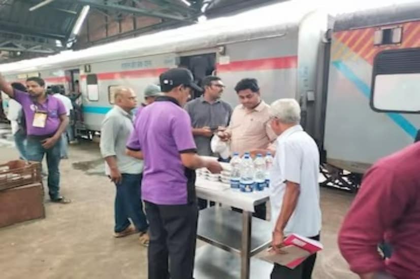 জেনারেল কামরার যাত্রীদের ট্রেনে যাত্রা করার সময় নিজেদের খাবার নিয়ে যেতে হয়। নয়ত স্টেশনে নেমে কিছু কিনতে হয়।