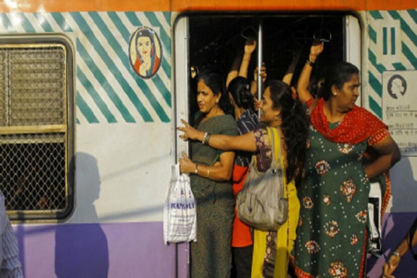 ট্রেনে যাতায়াত করার ক্ষেত্রে মহিলাদের আলাদা করে গুরুত্ব দেওয়া হয়ে থাকে বরাবর। ভারতীয় রেলের তরফ থেকে মহিলারা যাতে সুরক্ষিত এবং নিশ্চিন্তভাবে গন্তব্যে পৌঁছাতে পারেন, তার জন্য বিভিন্ন ব্যবস্থা করা হয়ে থাকে। 