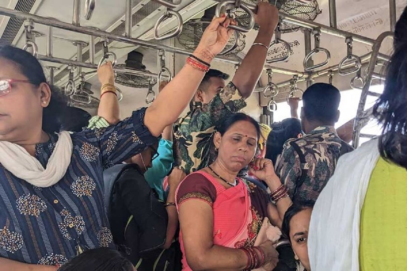 নতুন এই নিয়ম ইতিমধ্যেই কার্যকর করা হয়েছে ভারতীয় রেলের তরফে। সেই নিয়ম অনুসারে ঠিক রাত ন’টা বাজলেই লেডিস কামরায় সেই পরিবর্তন চোখে আসবে। রেলের এই বন্দোবস্তের ফলে লেডিস কামরার যাত্রীরা অর্থাৎ মহিলা যাত্রীরা নিশ্চিন্তে সুরক্ষিতভাবে গন্তব্যে পৌঁছাতে পারবেন।