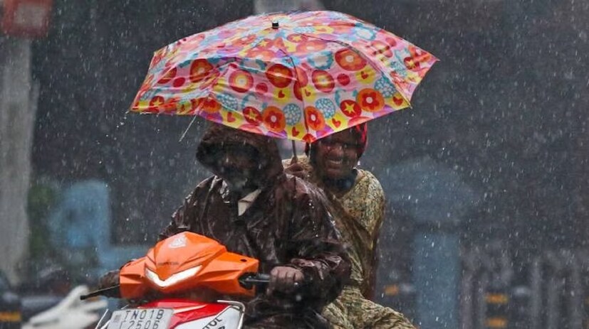 এদিকে বঙ্গোপসাগরের ওপর শক্তি বাড়িয়ে নিচ্ছে ভাবী সাইক্লোনিক সার্কুলেশন। দিল্লির মৌসম ভবন জানিয়েছে, মঙ্গলবার ১৮ জুলাই এই ঘূর্ণাবর্তের তৈরি হয়ে যাওয়ার কথা ছিল। কিন্তু মৌসম ভবনের সাম্প্রতিকতম আপডেট অনুযায়ী আরও ৪৮ ঘণ্টার মধ্যে এই তা তৈরির প্রক্রিয়া শেষ হবে৷