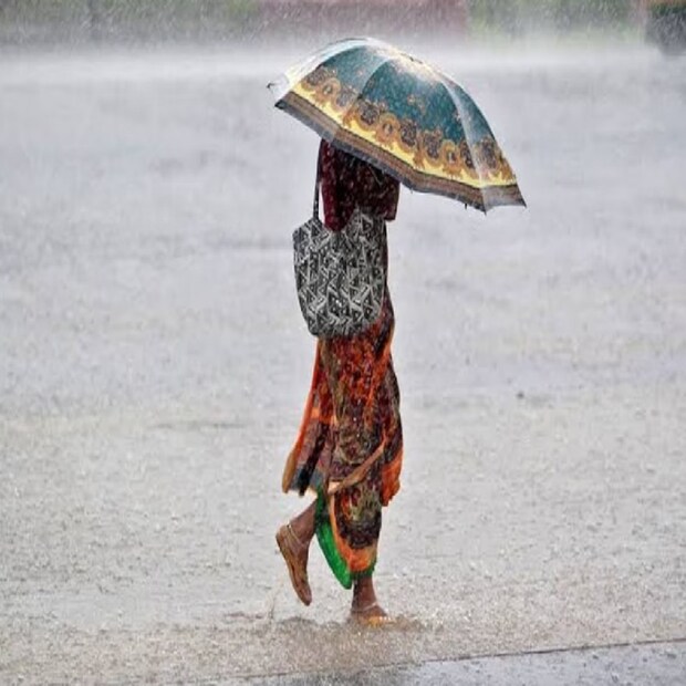আগামী কয়েক দিন ভারী থেকে অতি ভারী বৃষ্টি হবে মুম্বই, কঙ্কন, গোয়া, গুজরাতে। জম্মু-কাশ্মীর, রাজস্থান, উত্তরাখণ্ড, বিদর্ভ অসম, মেঘালয়, মণিপুর, মিজোরাম, ত্রিপুরা, তেলেঙ্গানা ও ইয়ানামে ভারী থেকে অতি ভারী বৃষ্টির সতর্কতা। আগামী কয়েক দিন ভারী থেকে অতিভারী বৃষ্টির সম্ভাবনা কঙ্কন ও গোয়া, উত্তরাখণ্ড, রাজস্থান, বিদর্ভ, মধ্যপ্রদেশ, ছত্তিশগড়, সৌরাষ্ট্র, কচ্ছ, তেলেঙ্গানা, কর্ণাটক, ওড়িশা ও গুজরাত রাজ্যে।