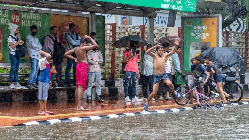 আবহাওয়া দফতর জানিয়েছে অনেক এলাকাতেই ভারী বৃষ্টির পূর্বাভাস রয়েছে, আবার অনেক জায়গায় হালকা বৃষ্টি বা শুধুই মেঘলা আবহাওয়া থাকবে এমনটাও জানানো হয়েছে।