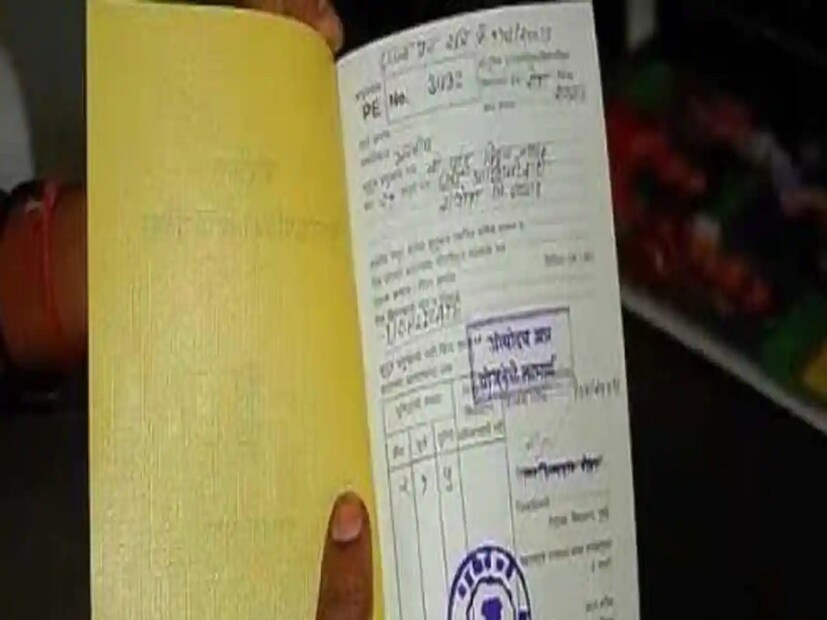অন্ত্যোদয় অন্ন যোজনা এবং অগ্রাধিকার গৃহস্থালি প্রকল্পের সুবিধাভোগীদের জন্য আধারের সঙ্গে রেশন কার্ড লিঙ্ক করা বাধ্যতামূলক৷ সাদা কার্ডধারীদের প্রথমে তাঁদের রেশন কার্ড ডিজিটালাইজ করতে হবে। তবেই এটি আধার কার্ডের সঙ্গে লিঙ্ক করা যাবে।