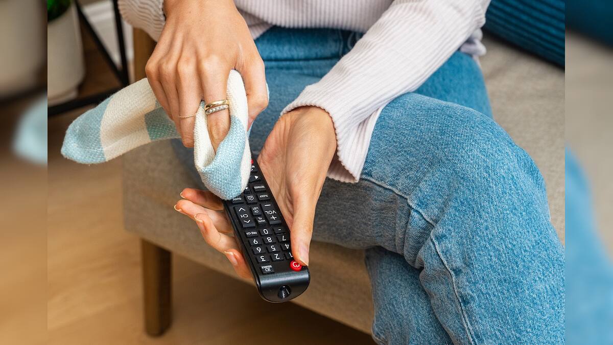 হাতের রিমোটটি আপনার টয়লেটের কমোডের থেকেও নোংরা, পরিষ্কার করুন এইভাবে