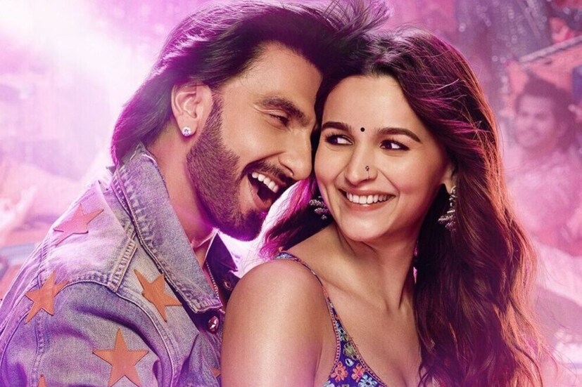 প্রতিবছর পুজোর আগে নজর কাড়ে বিভিন্ন সেলিব্রেটির লুক। চলতি বছরে মুক্তি পেয়েছে রণবীর সিং এবং আলিয়া ভাট অভিনীত সিনেমা ‘রকি অউর রানি কী প্রেম কাহানি’। সিনেমায় আলিয়ার বাঙালি মেয়ের লুকেতে মুগ্ধ দুনিয়া। ছবিতে তাঁর শাড়ি, নাকের নথ, চোখের কাজল নজর কেড়েছে।