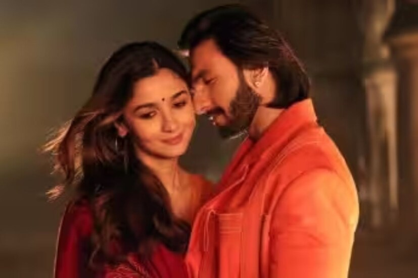 মুক্তির ১০ দিনের মাথাতেই ব্যবসার নিরিখে ১০০ কোটি টাকার গণ্ডি পেরিয়ে গিয়েছে ‘রকি অউর রানি কি প্রেম কাহানি’।
