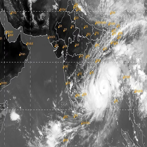 উল্টে রাজ্যজুড়ে দুই বঙ্গেই বাড়ছে তাপমাত্রা। আর এই আবহে চলতি সপ্তাহে ফের একটা ঘূর্ণাবর্ত তৈরি হতে চলেছে বঙ্গোপসাগরে। লেটেস্ট আপডেটে জানা যাচ্ছে মঙ্গলবার নাগাদ এই ঘূর্ণাবর্তটি তৈরি হতে পারে।