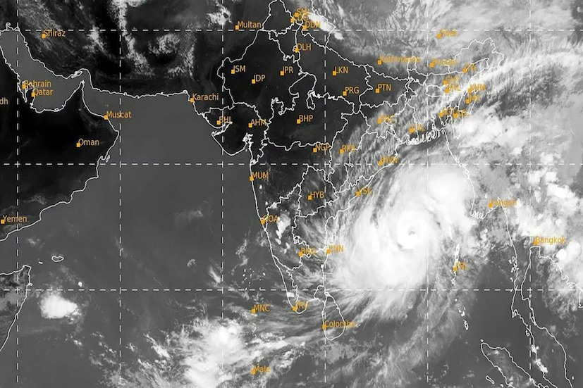 উত্তরবঙ্গ থেকে মৌসুমী অক্ষরেখা একেবারে বঙ্গোপসাগর পর্যন্ত বিস্তৃত। ফলে কিছুদিন গোটা রাজ্যেই বৃষ্টির সম্ভাবনা।