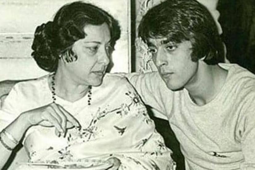 রাজকুমারের কথায় জানা গেল, সঞ্জয় নাকি প্রত্যেক মহিলাকে কবরস্থানে নিয়ে যেতেন। কোনও একট কবরের সামনে দাঁড়িয়ে বলতেন, সেটি নাকি তাঁ মা নার্গিস দত্তের কবর। যেটি আদপে মিথ্যা কথা।