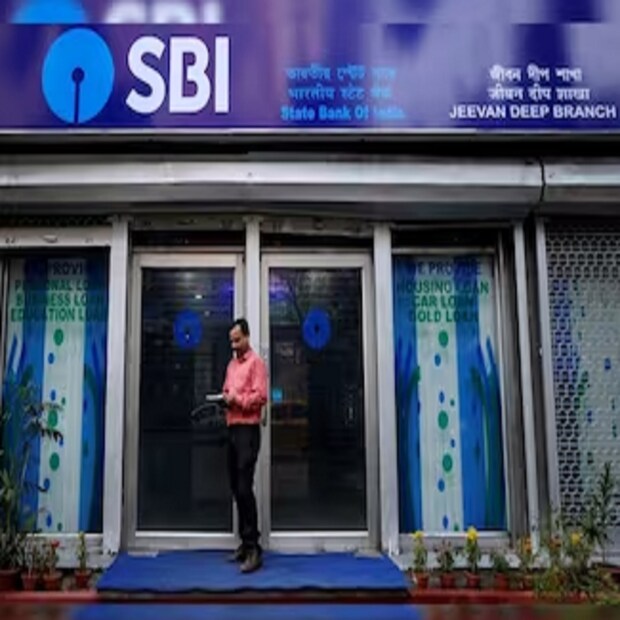 মনে রাখা দরকার, এই সুবিধা পেতে হলে নতুন লকার চুক্তিতে সই করতে হবে। অতএব, লকার নেওয়া থাকলে দেরি না করে ব্যাঙ্কের সঙ্গে যোগাযোগ করাই উচিত হবে।