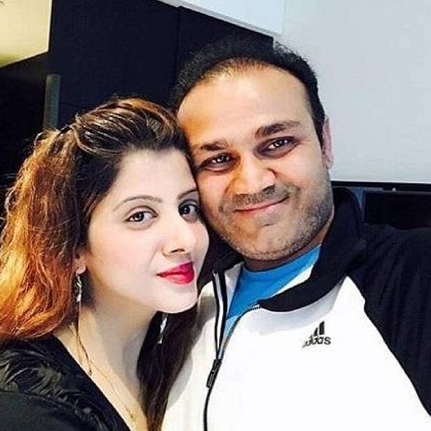 বীারেন্দ্র শেহওয়াগ ও আরতির সুখী দাম্পত্য জীবন। তাঁদের দুই ছেলে রয়েছে। তবে একটা সময় রটে গিয়েছিল, শেহওয়াগ নাকি নিজের তুতো বোনকে বিয়ে করেছেন!