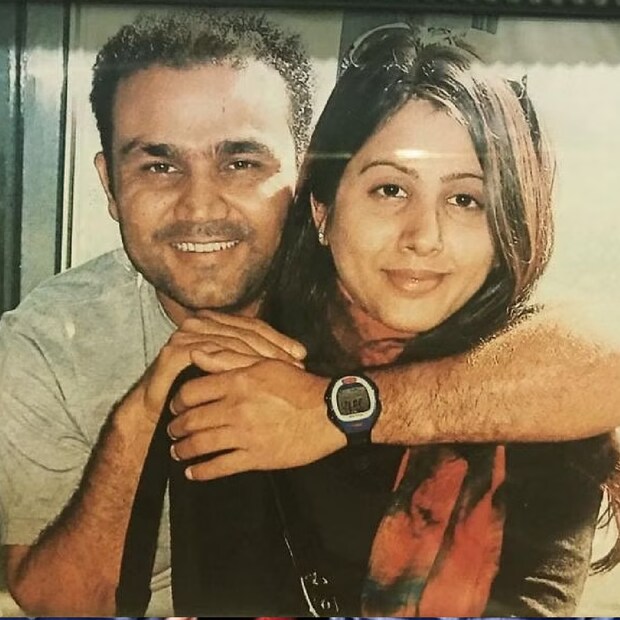 রটে যায়, আরতি নাকি শেহওয়াগের দূর সম্পর্কের তুতো বোন। ব্য়াপারটা একেবারেই সত্যি নয়। 