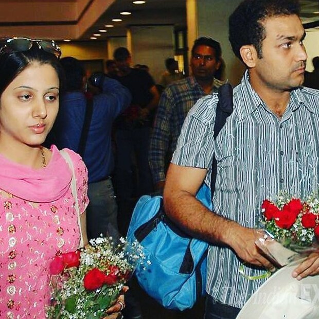 শেহওয়াগ ও আরতির সুখের সংসার। তবে বীরু কখনওই এই ব্যাপারে মুখ খোলেননি। তিনি এসব ব্যাপার খুব একটা পাত্তাও দেননি।