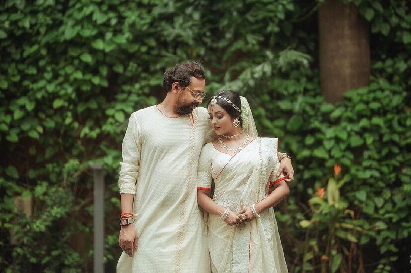 কিন্তু কোথায় গেলেন? সে কথা খোলসা করতে রাজি নন শ্রুতি। নিউজ18 বাংলাকে পর্দার ‘রাঙা বউ’ জানালেন, আগামিকাল, সোমবার শহরে ফিরবেন, তারপর সকলকে জানাবেন হানিমুন সারতে কোথায় গিয়েছিলেন তাঁরা।