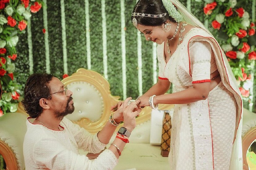 ঠিক এক সপ্তাহ আগে রেজিস্ট্রির পাশাপাশি সিঁদুরদান, মালাবদল করেই বিবাহবন্ধনে আবদ্ধ হয়েছিলেন শ্রুতি ও স্বর্ণেন্দু। দীর্ঘদিনের প্রেম পরিণতি পেল এভাবে৷ গত ৯ জুলাই অন্তরঙ্গ অনুষ্ঠানে চুপিসারে সাতপাকে বাঁধা পড়লেন পরিচালক ও নায়িকা৷