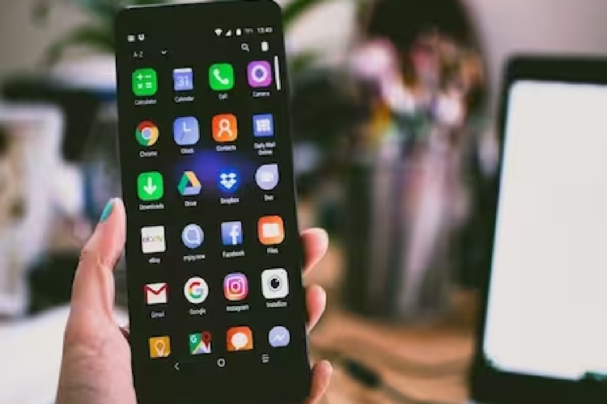 সামান্য ভুলেই সব শেষ! স্মার্টফোন সুরক্ষিত রাখতে এইগুলি করছেন তো? নয়তো চরম ক্ষতি!