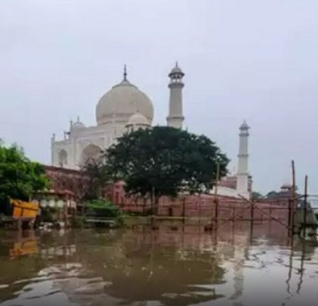 আর্কিওলজিক্যাল সার্বে অফ ইন্ডিয়া-র তথ্য বলছে, শেষবার ১৯৭৮ সালের বন্যায় এমনটা হয়েছিল তাজমহলে। তার পর আবার একই কাণ্ড। 