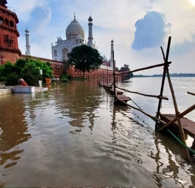 ভয়ঙ্কর বন্যায় ভাসছে দিল্লির বিস্তীর্ণ অঞ্চল। বহু বছর পর আবার ভরা বর্ষায় ফুঁসছে যমুনা। সেই যমুনার জলস্তর এখন কিছুটা কমলেও বিপদ কাটেনি। 