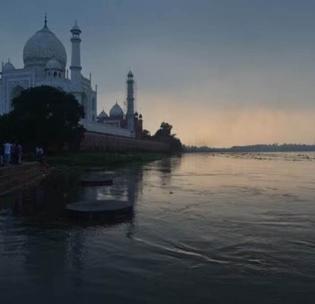 তাজমহল সংলগ্ন দশেরা ঘাটেও যমুনার জল বাইছে বিপদসীমার উপর দিয়ে। ফলে স্থানীয়দের মধ্যে আতঙ্ক ছড়িয়েছে।