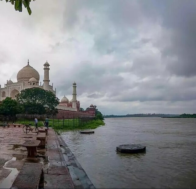 আর্কিওলজিক্যাল সার্ভে অফ ইন্ডিয়া অবশ্য জানিয়েছে, যমুনার জল তাজমহলের বেসমেন্টে প্রবেশ করেনি। ফলে ক্ষতি হওয়ার সম্ভাবনা এখনও পর্যন্ত নেই। 