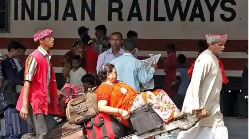 দূরপাল্লার ট্রেনে কোথাও যাওয়ার সময় সঙ্গে প্রচুর লটবহর থাকে। কিন্তু স্টেশনে ট্রেন কোন প্ল্যাটফর্মে দিচ্ছে কিংবা কোথায় ট্রেন দাঁড়িয়ে রয়েছে, সেটা জেনে সেখানে যেতে একপ্রকার হুড়োহুড়ি পড়ে যায়। ফলে অনেক সময় সঙ্গে থাকা মালপত্র এ-দিক ও-দিক হয়ে যেতে পারে।