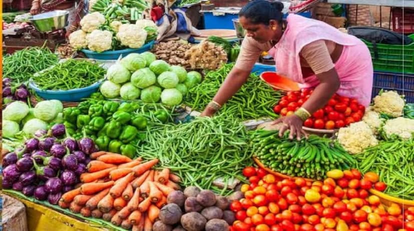 মানিকতলা বাজারের বিক্রেতা কার্তিক সাহা জানালেন, &quot;পাইকারি বাজারেও পটল ঝিঙে-সহ সব্জি আসছে কম। সবজির দাম তাই লাগাম ছাড়া হয়ে যাচ্ছে। বৃষ্টির পর থেকেই ক্রমশ বাড়ছিল সবজির দাম। গত দুদিন ধরে যেন একদম লাগামছাড়া হয়েছে। সব সবজির দাম কুড়ি থেকে ত্রিশ টাকা, কোন কোন সবজি, ৪০/৫০ টাকা  কেজি প্রতি বেড়ে গেছে।