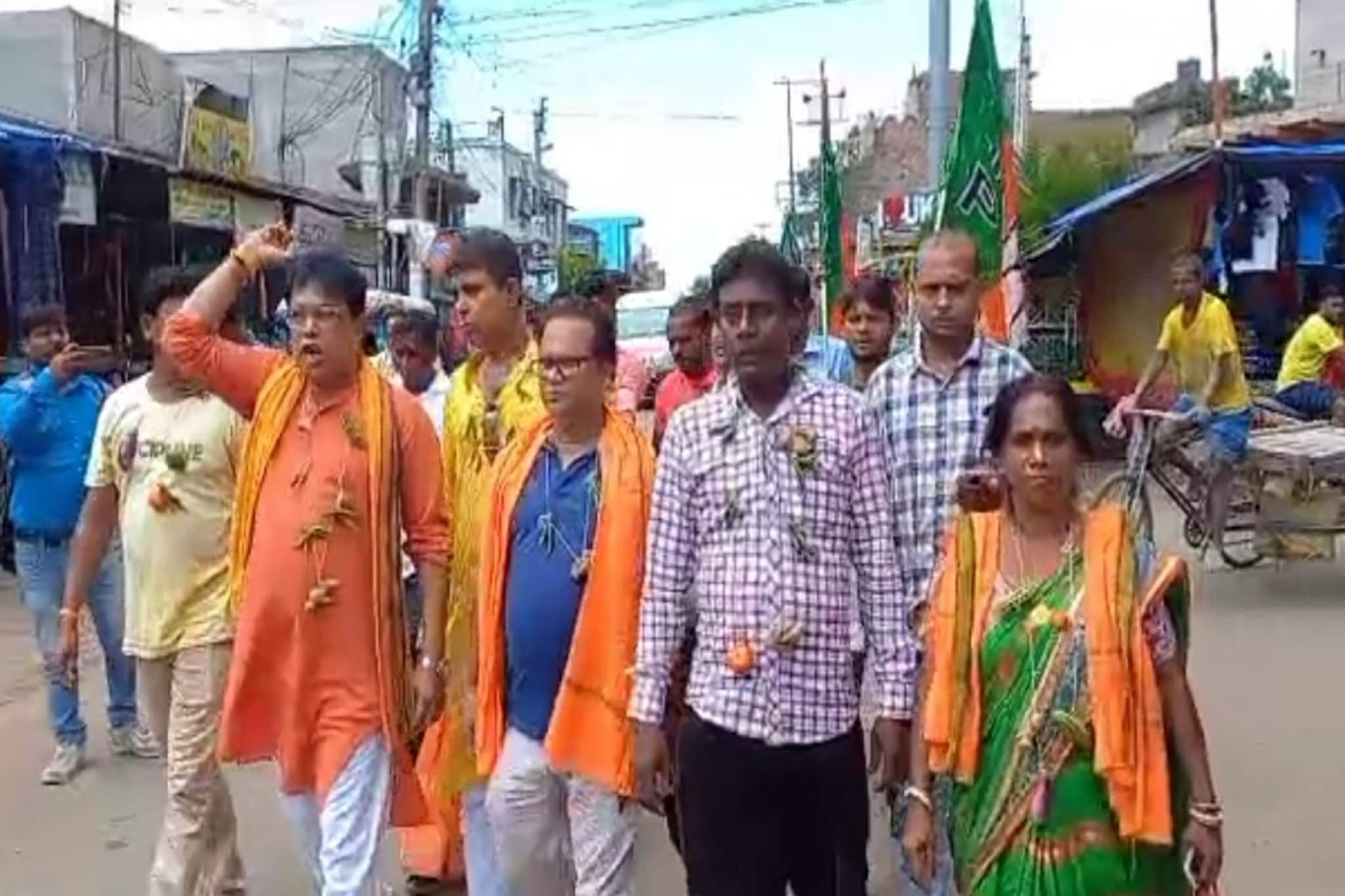 গলায় ঝুলছে আদা-লঙ্কার মালা! শেষ বেলার প্রচারে ফুলের দখল নিল 'অগ্নি মূল্য' সবজি