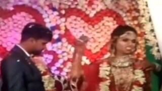 বিয়ের আসর থেকে অতিথিদের দিকে মিষ্টি আর জল ছুড়ে দিলেন কনে ! হবু বউয়ের আচরণে ক্ষিপ্ত বরও (Photo: Twitter)