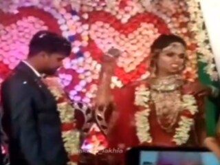 বিয়ের আসর থেকে অতিথিদের দিকে মিষ্টি আর জল ছুড়ে দিলেন কনে ! হবু বউয়ের আচরণে ক্ষিপ্ত বরও (Photo: Twitter)