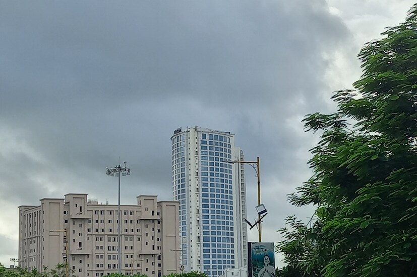 কলকাতায় আংশিক মেঘলা আকাশ। বজ্রবিদ্যুৎ-সহ হালকা মাঝারি বৃষ্টি। জলীয় বাষ্পের কারণে আর্দ্রতাজনিত অস্বস্তি থাকবে। কাল শুক্রবার বৃষ্টির পরিমাণ কিছুটা বাড়তে পারে।