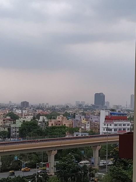  মঙ্গলবার থেকে বৃষ্টির পরিমাণ কমবে দক্ষিণবঙ্গে। আংশিক মেঘলা আকাশ জেলাগুলিতে। তাপমাত্রার সঙ্গে বাড়বে আর্দ্রতাজনিত অস্বস্তিও। শুক্রবার থেকে বৃষ্টি বাড়তে পারে। উত্তরবঙ্গে ভারী বৃষ্টিপাত চলবে। ভারী বৃষ্টি চলবে দার্জিলিং, কালিম্পং, আলিপুরদুয়ার, কোচবিহার এবং জলপাইগুড়ি জেলায়। 