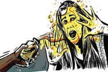 গেটে তালা দেওয়ার সময় জ্বলে গেল মহিলার চোখ-মুখ! ভয়ঙ্কর কাণ্ড রায়নায়