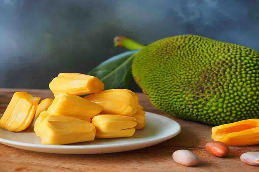 ডায়াবেটিসের আক্রমণ হলেই ডাক্তারেরা খাওয়াদাওয়া নিয়ন্ত্রণে রাখতে উপদেশ দেন৷ বহু প্রিয় ফল মিষ্টিকেই ছেঁটে বাদ দিতে হয় জীবন থেকে৷ বৃষ্টির মরশুম মানেই কাঁঠাল খাওয়ার সময়৷ কাঁঠালের গন্ধেই মন্ত্রমুগ্ধ হয়ে যেতে হয়৷ কিন্তু ডায়াবেটিস রোগীরা কি কাঁঠাল খেতে পারেন৷ এই প্রশ্নের উত্তর দিলেন মুম্বইয়ের অ্যাপোলো স্পেক্ট্রা হসপিটালের ডায়াটেশিয়ান ড: জিন্দাল প্যাটেল জানালেন বিস্তারিত ভাবে৷ 