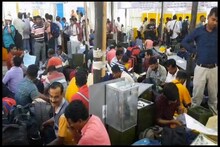 বুথ রক্ষায় কেন্দ্রীয় বাহিনী, আতঙ্ক মুছে হাসি ভোট কর্মীদের
