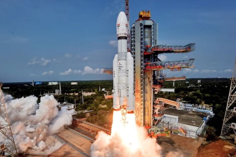 গত সোমবার ভারতীয় মহাকাশ সংস্থা জানিয়েছে, 'লঞ্চ রিহার্সাল' শেষ হয়েছে। ১৪ জুলাই দুপুর আড়াইটের পরই যাত্রা শুরু করবে তৃতীয় চন্দ্রযান। প্রায় ৩.৮৪ লক্ষ কিলোমিটার পথ ভ্রমণ করার পর ২৩ বা ২৪ অগাস্ট চন্দ্রপৃষ্ঠে অবতরণ করতে পারে সে।