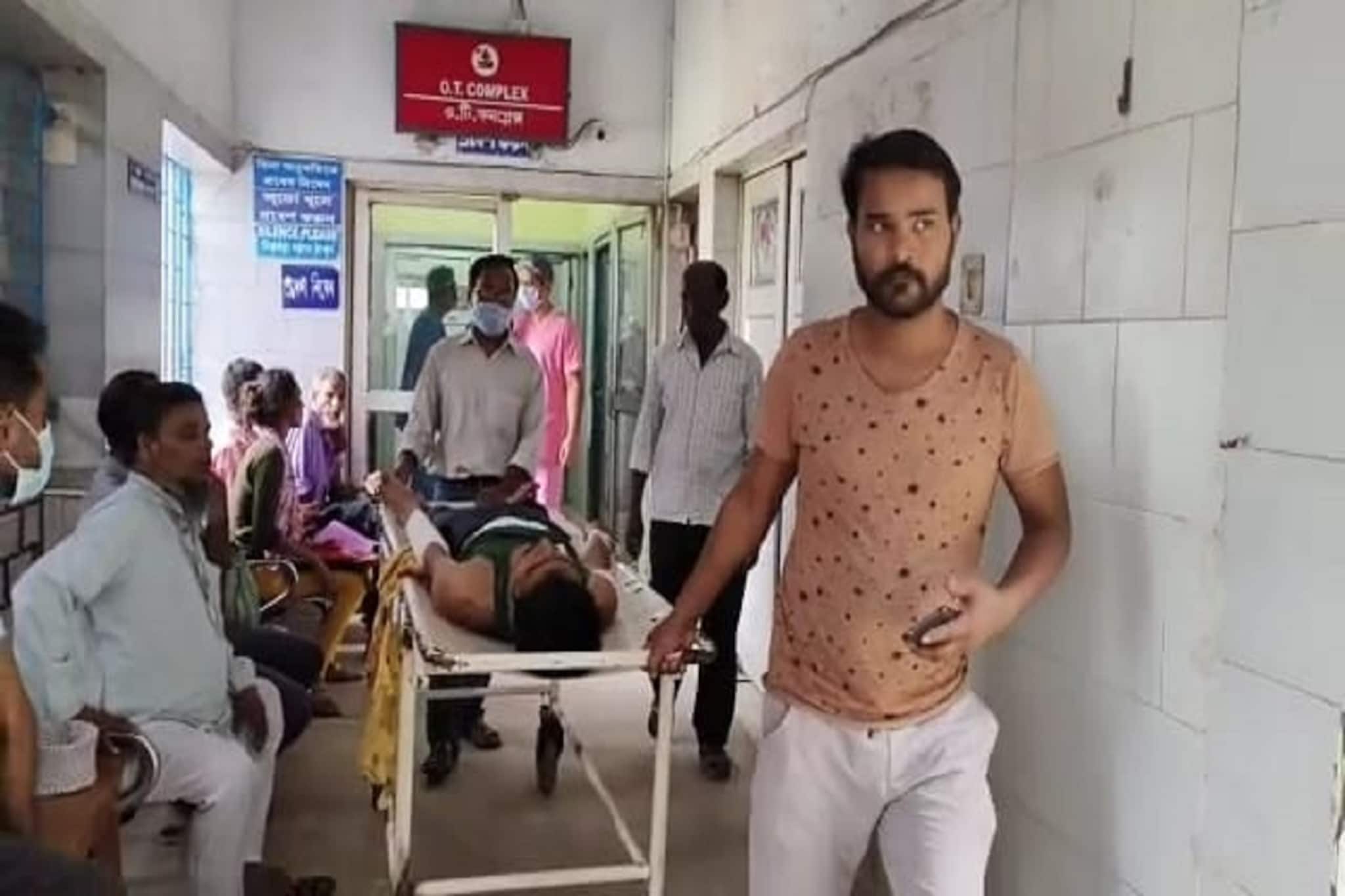 Uttar Dinajpur News: দোকানে ঢুকে জোর করে টাকা আদায়ের চেষ্টা, বাধা পেয়ে এলোপাথাড়ি ছুরির কোপ! গুরুতর জখম ২