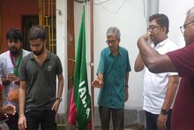 গর্বের সবুজ-মেরুন পতাকা উড়ল বৃদ্ধের হাতে