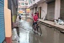 বর্ষার শুরুতেই নর্দমার নোংরা জলে থ‌ই থ‌ই অবস্থা