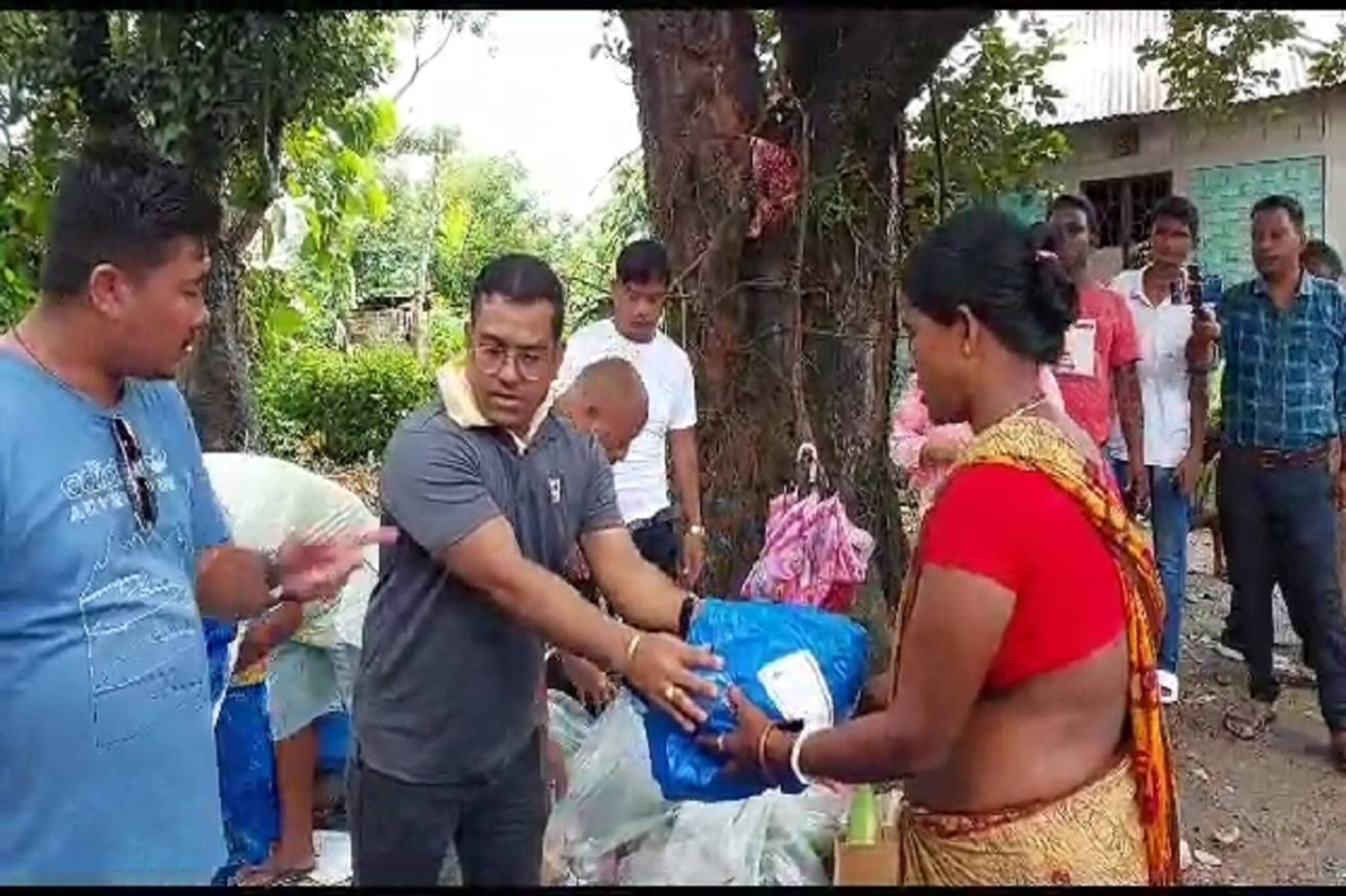 ড্রাইভারি করে আয়ের টাকা দিয়ে বন্যা দুর্গতদের খাওয়াচ্ছেন নবীন
